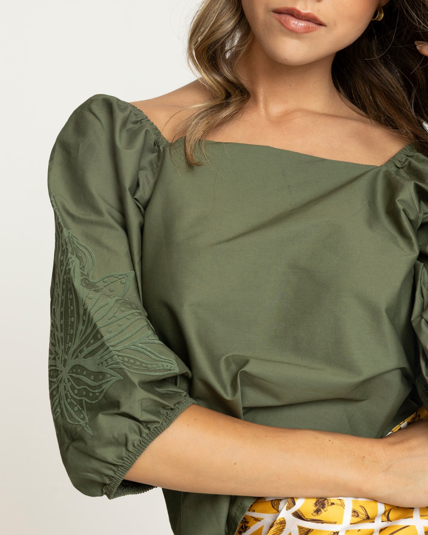 Blusa Cropped “Brasil Chic” com Manga Bufante